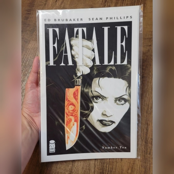 BOGO Fatale Issue 10 - Picture 2 of 5